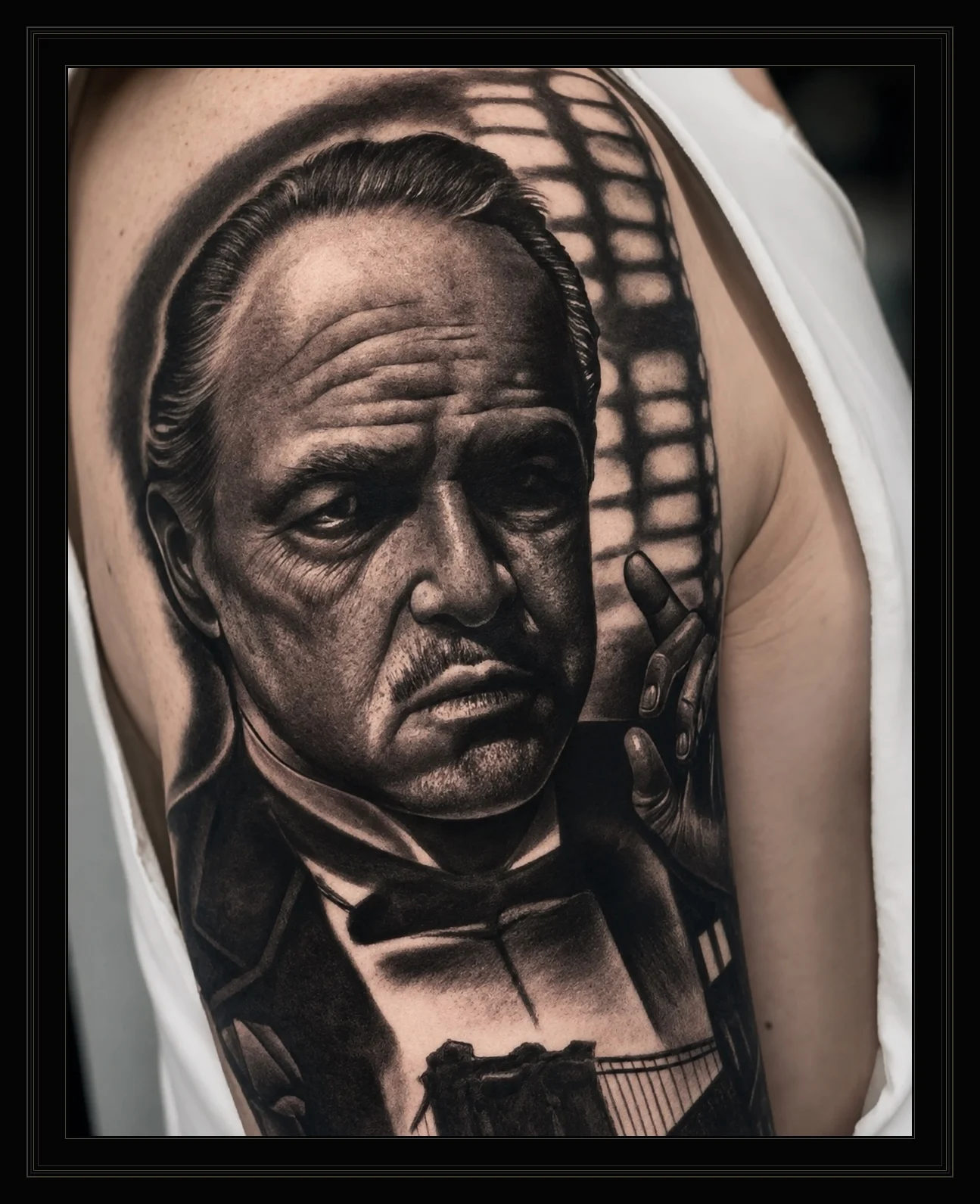 Tatuaje realista en blanco y negro: retrato hiperrealista de El Padrino en el brazo, por Doows